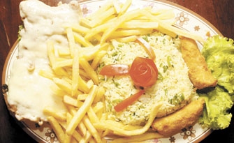A lanchonete Tábua Mista oferece o tradicional JK, com filet mignon, batata frita, arroz temperado e salada